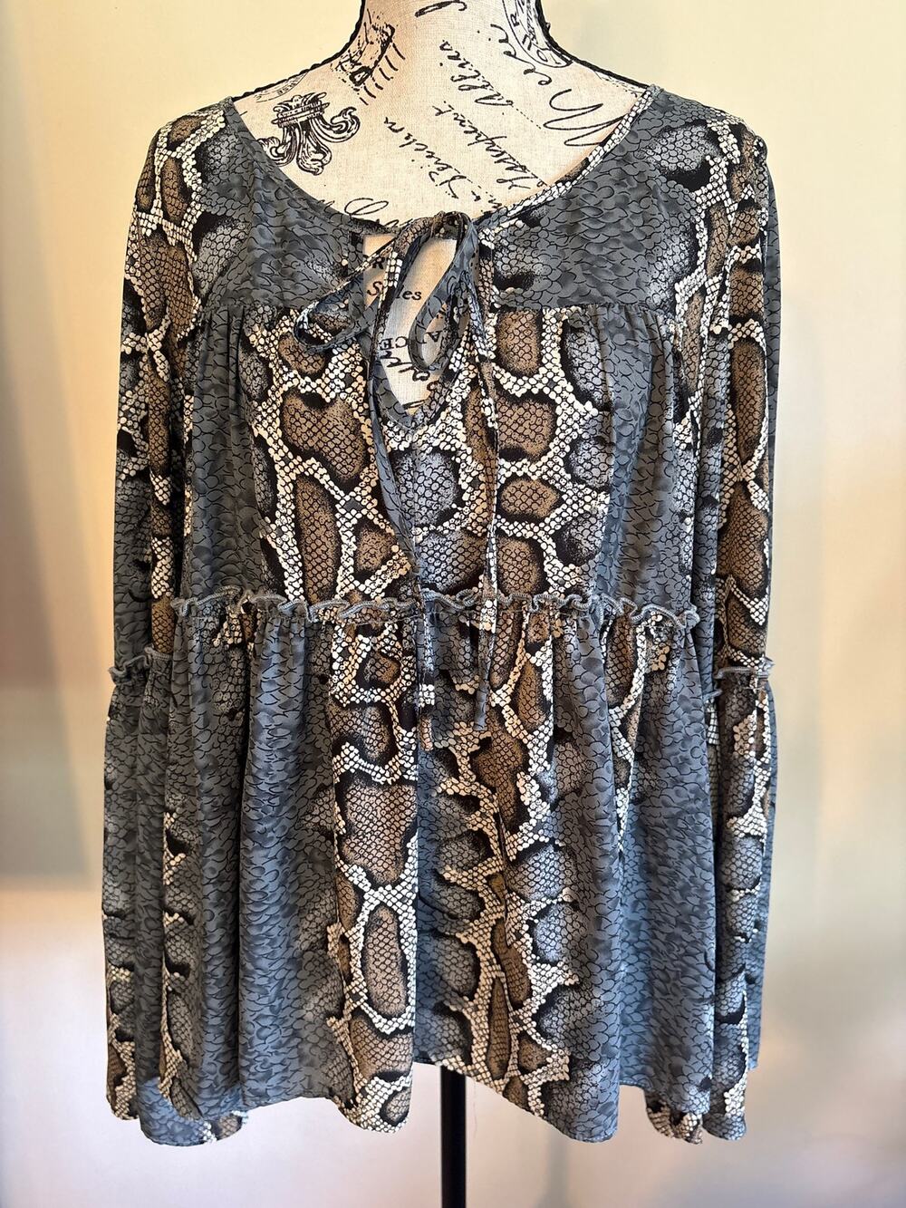 Buddy Love  Gray and Tan Snake Print Babydoll Top Sz Large